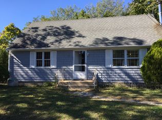 34 Norbury Rd, Hampton Bays, NY 11946