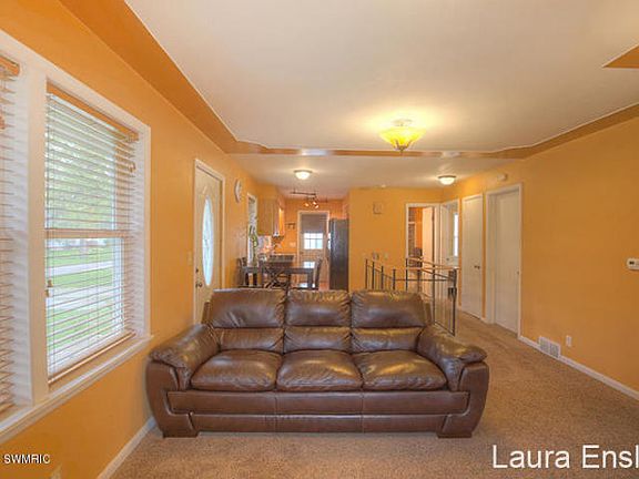 5th image of 4034 Lester Dr NE