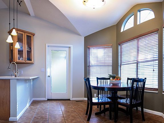 4th image of 584 E Briarsprings Cir