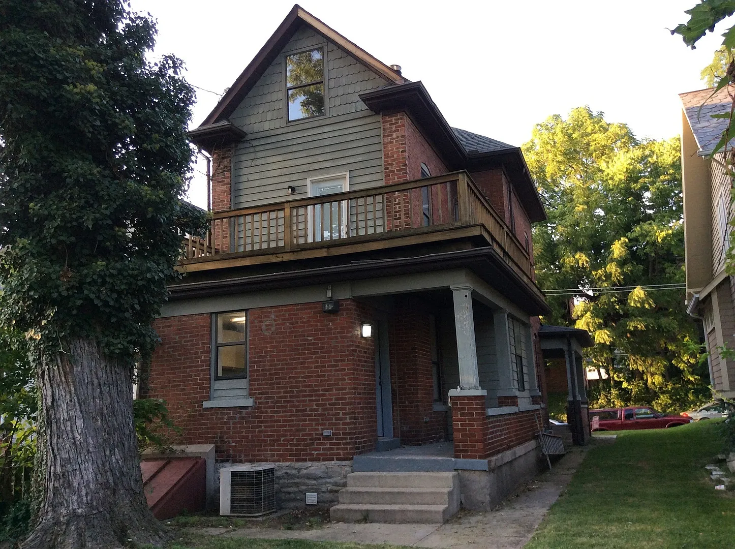 5 Bedroom brick single family home and yard — Photo 3
