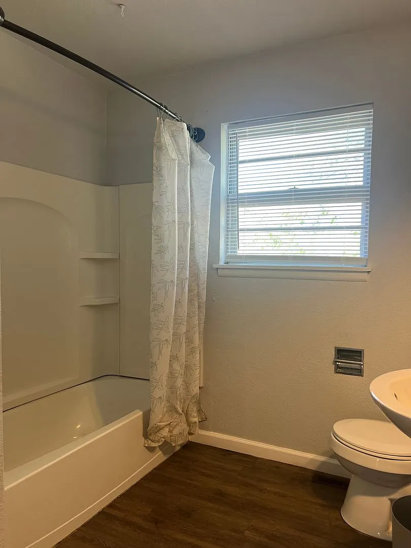 4 Bedroom 2 Bathroom House — Photo 4