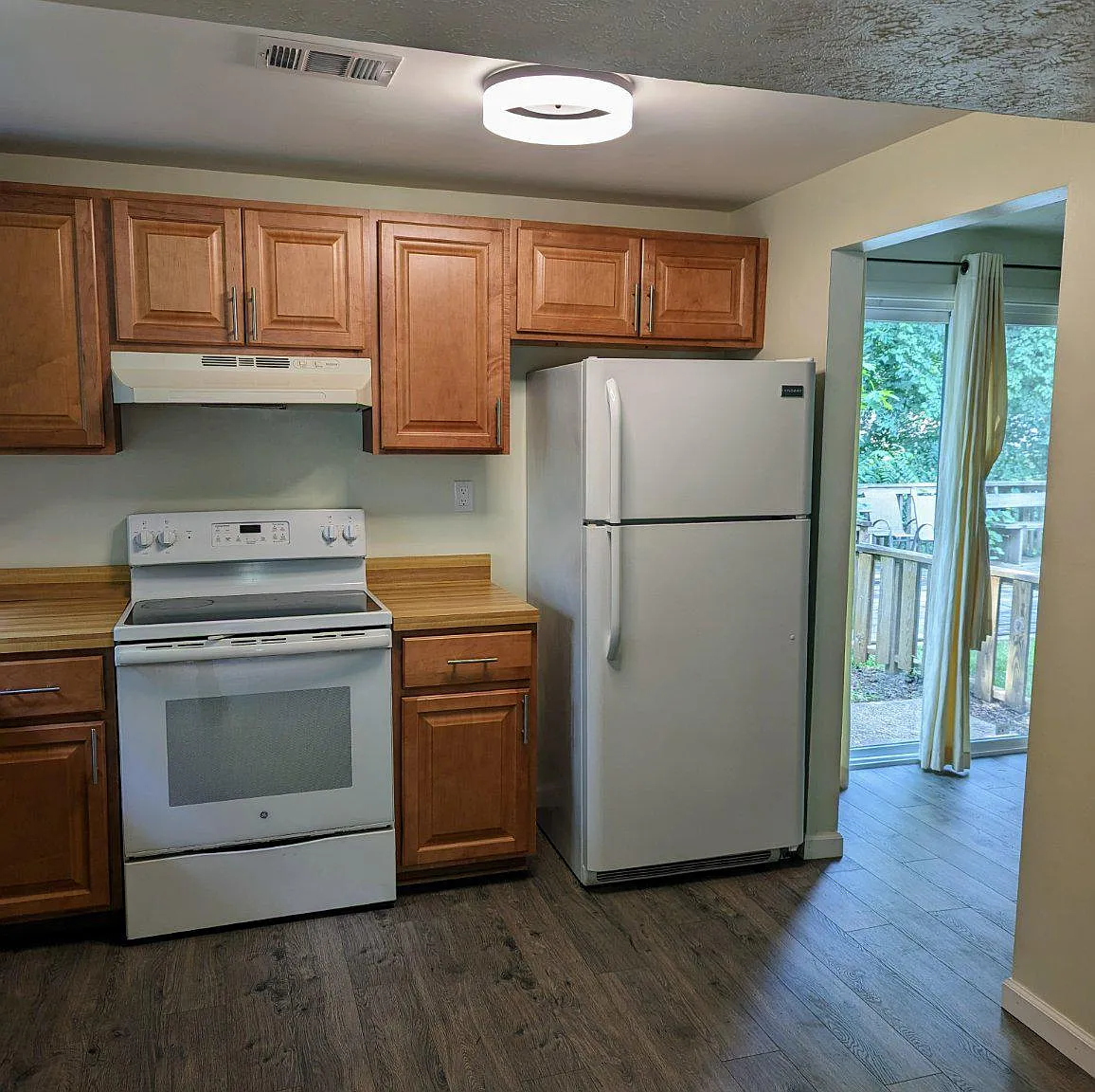 3 bed, 1.0 bath, 1020 sqft, $2,349 — Photo 4
