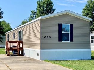 1030 W 7th St, Flora, IL 62839