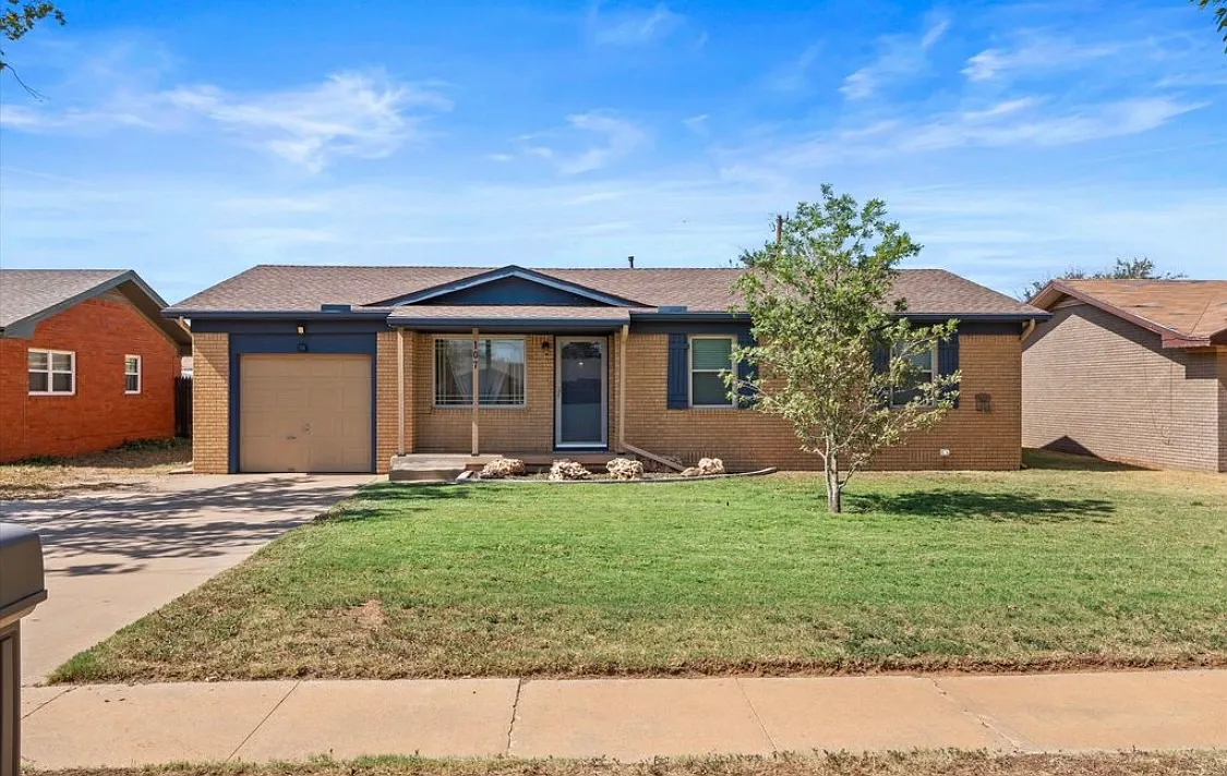 3 bed, 1.5 bath, 1116 sqft, $1,300 — Photo 1