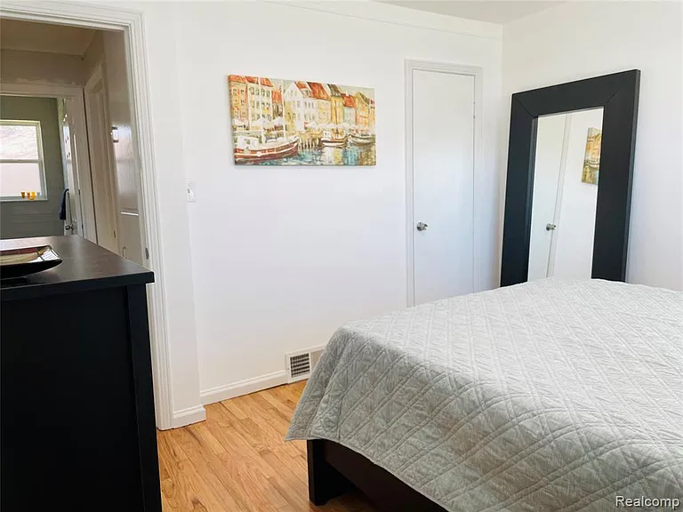 1040 E Maxlow Ave — Photo 12