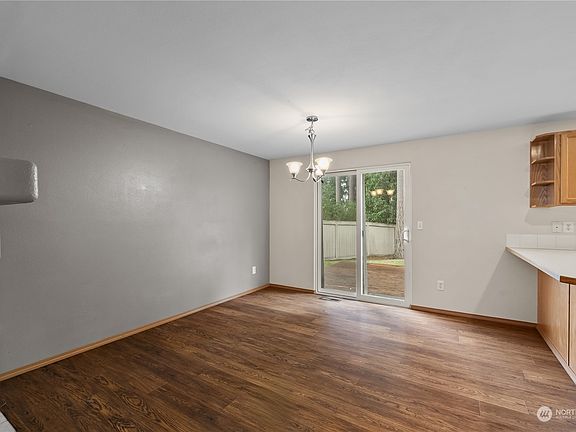 5th image of 9209 Lewis Drive NE