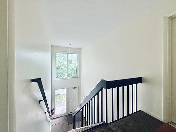 4th image of 180 Colonial Rd APT B4