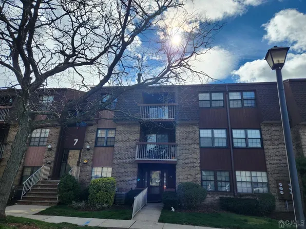 82 Golden Sq, Woodbridge, NJ 07095