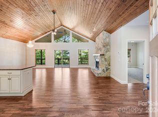 406 Longwood Dr, Franklin, NC 28734