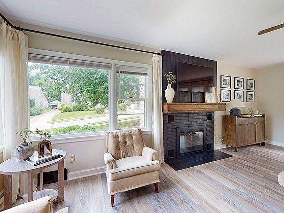 3rd image of 1085 Wood St