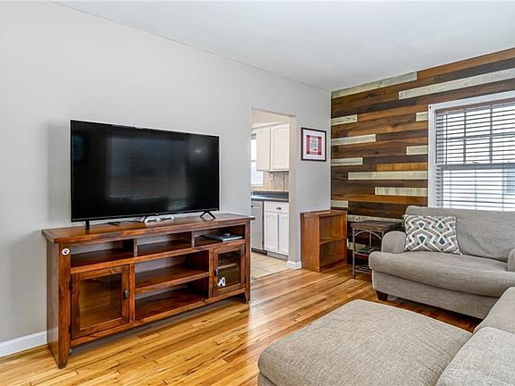 4th image of 4005 51st St
