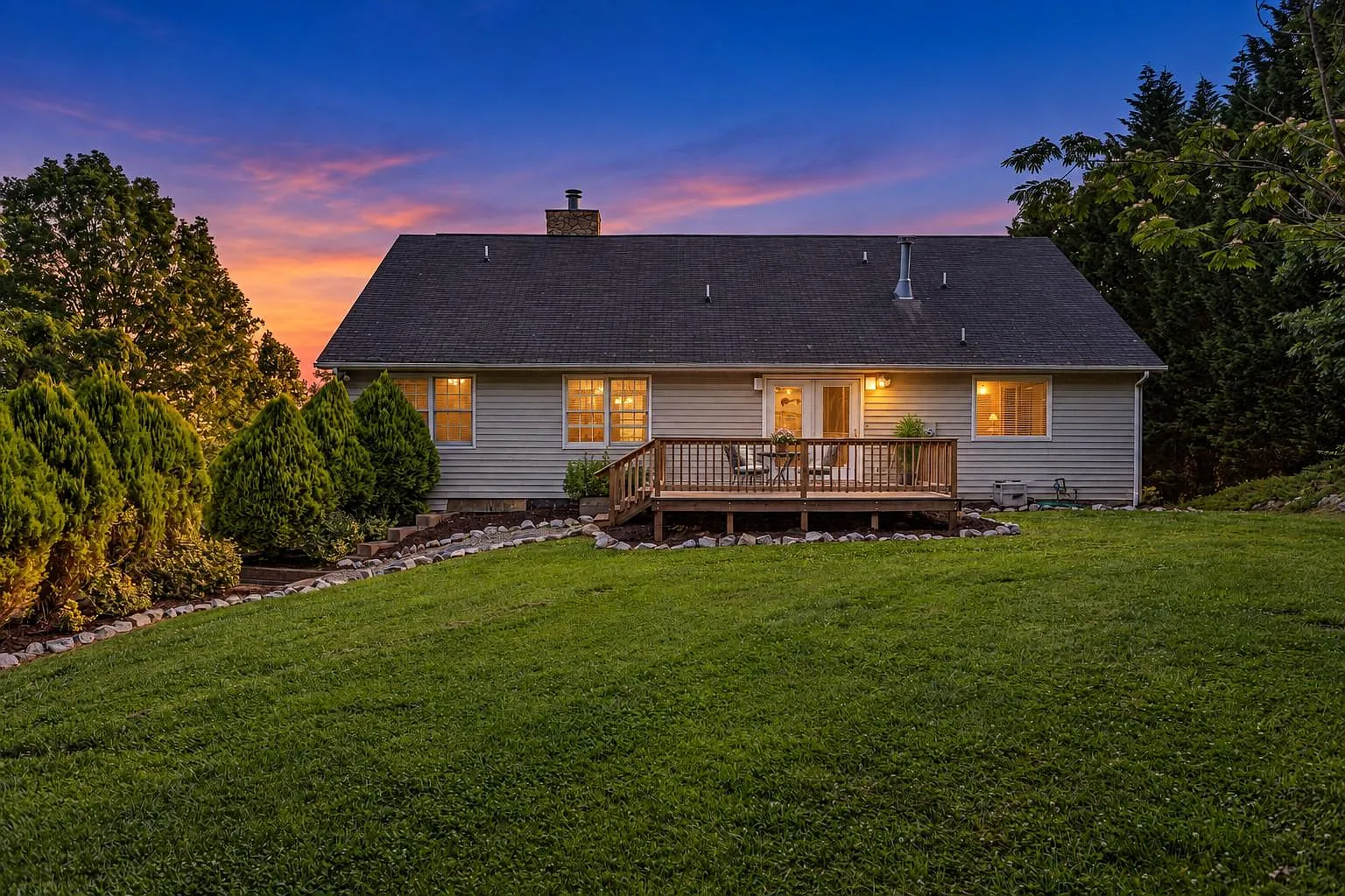 695 White Oak Dr — Photo 1