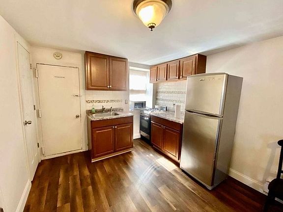 4th image of 624 Lafayette Ave #1