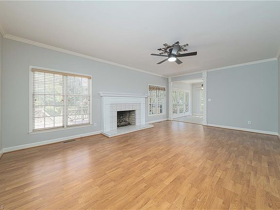 4th image of 225 Fox Ridge Cir