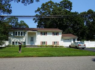 65 Wright St, West Babylon, NY 11704