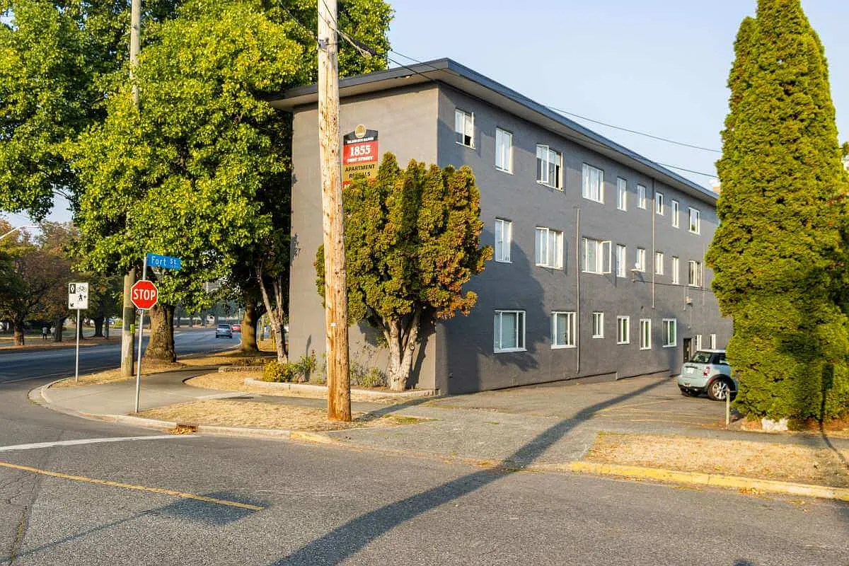 Island Manor Apartments — Photo 1