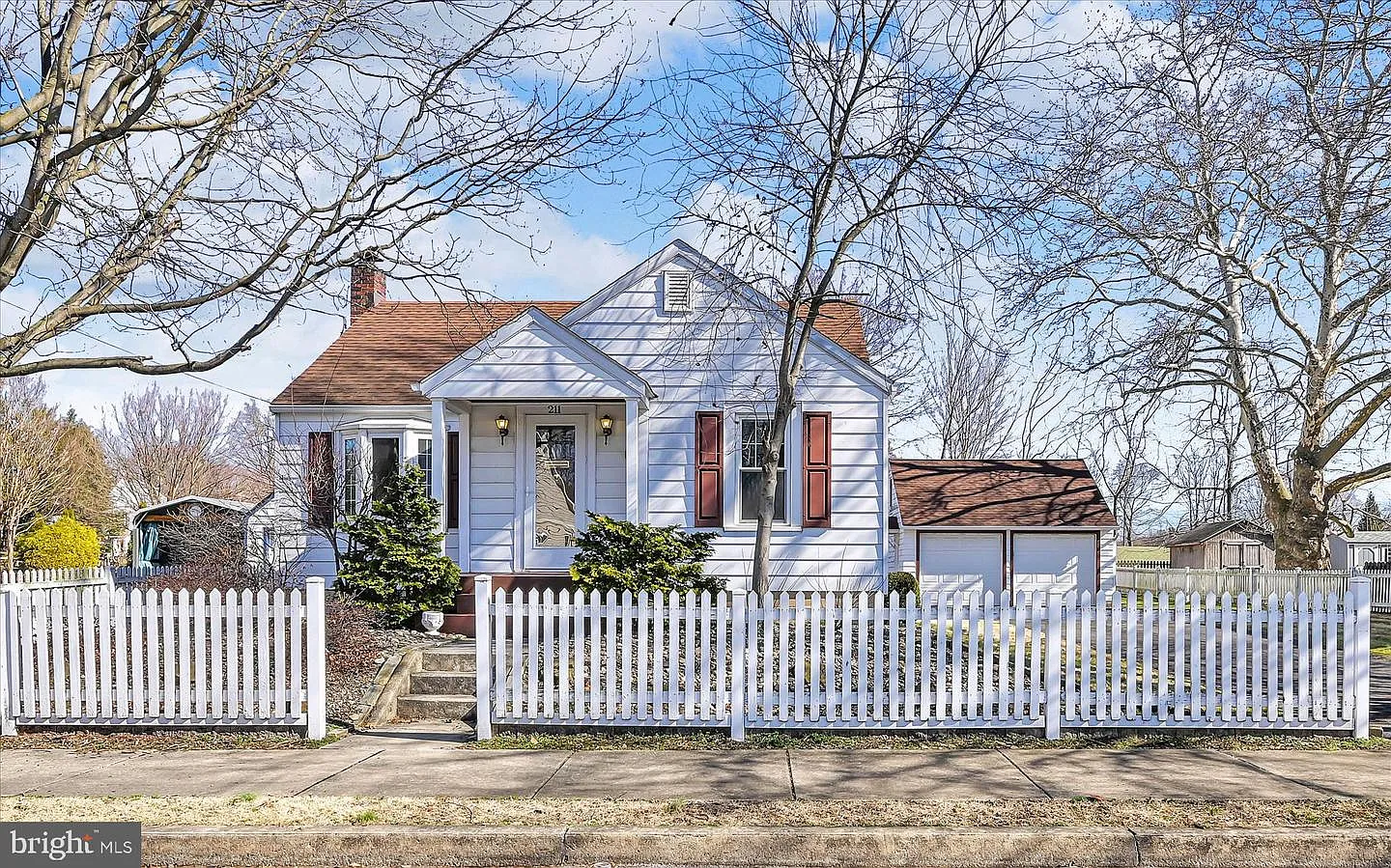 211 Noble St photo 1