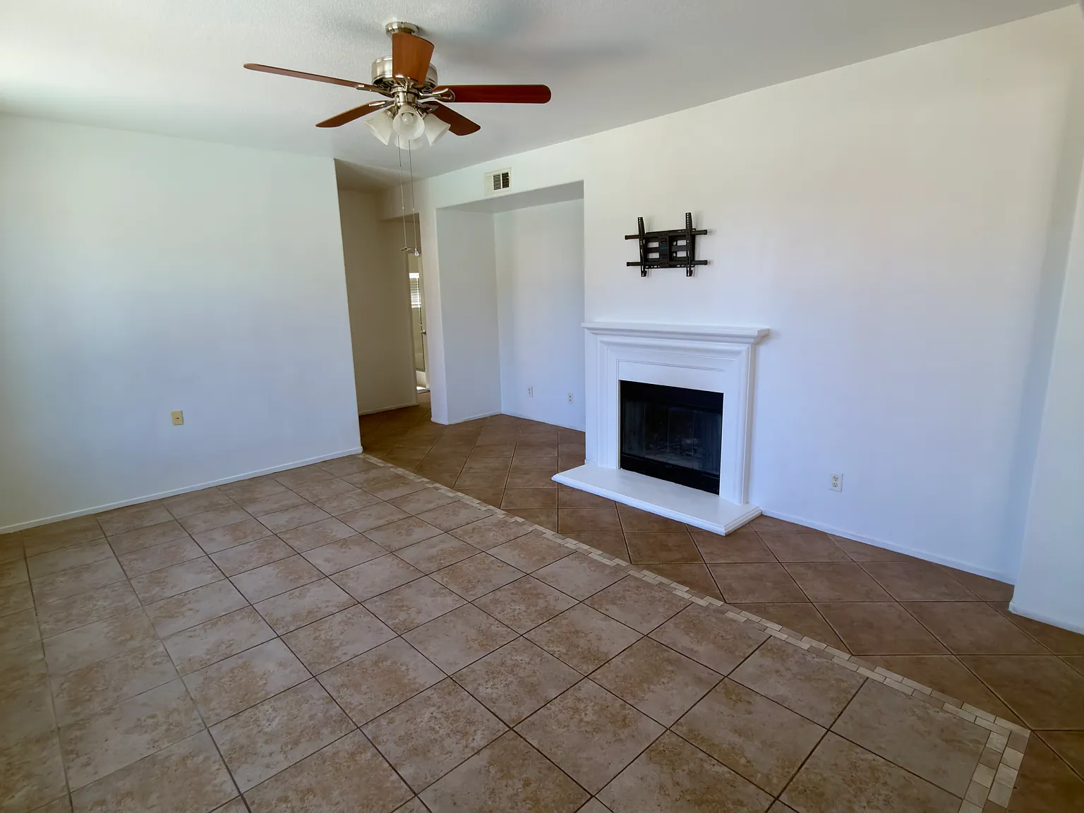 4 bed, 2438 sqft, $3,800 — Photo 4