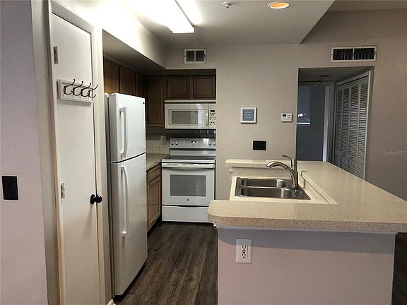 4th image of 498 N PIN OAK PLACE #304
