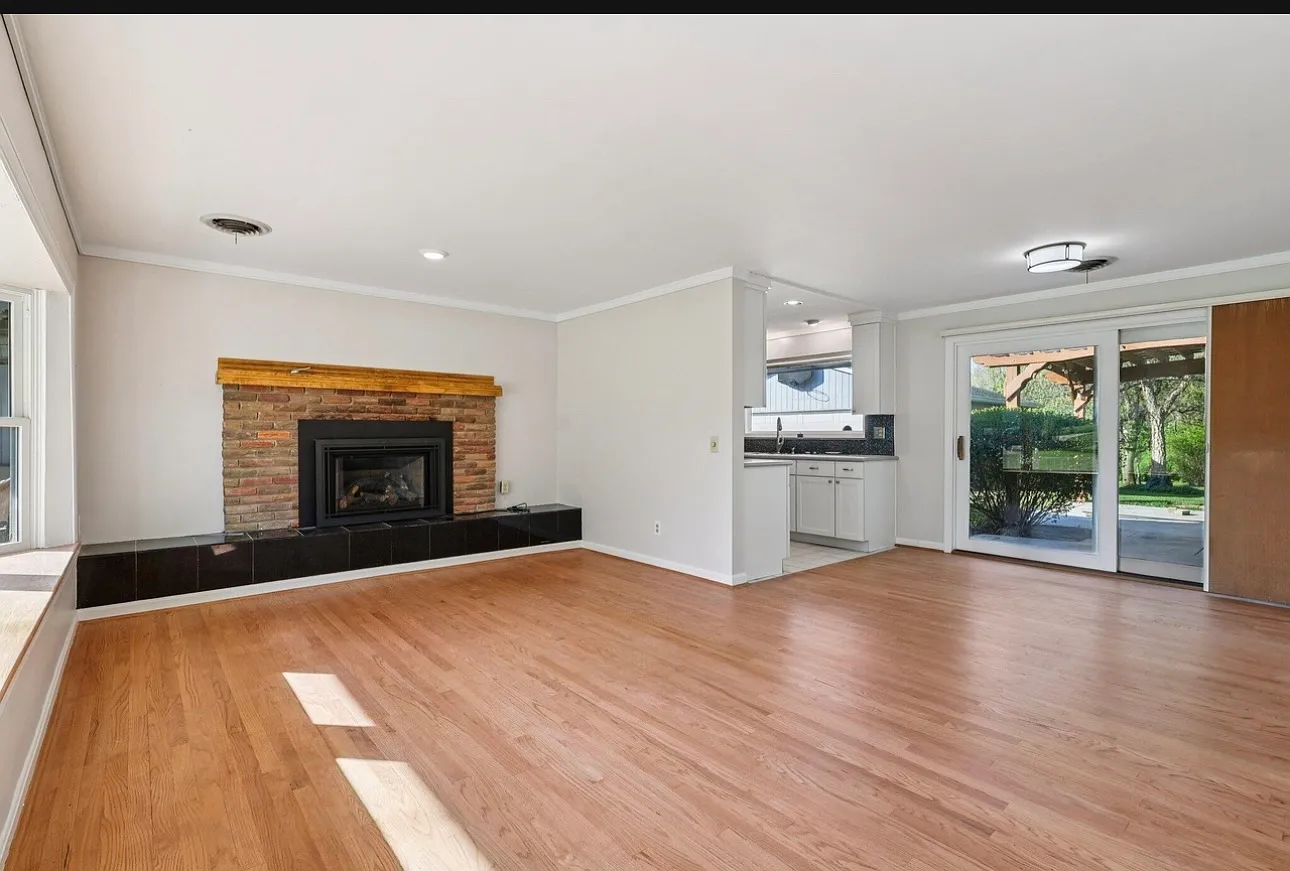 3 bed, 2100 sqft, $3,300 — Photo 2