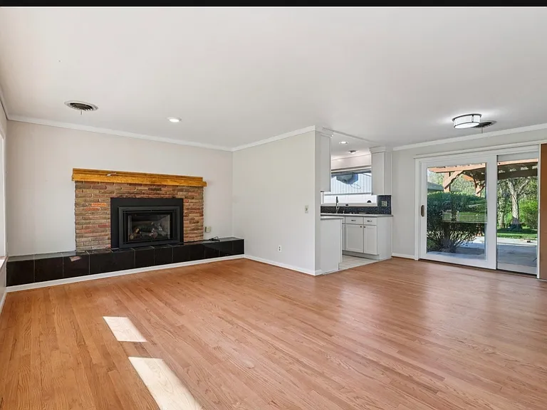 3025 Brookwood Dr — Photo 2
