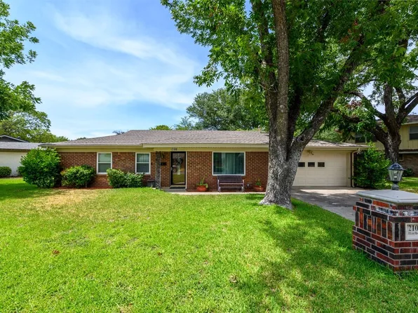 2109 Barbell Ln, Fort Worth, TX 76111