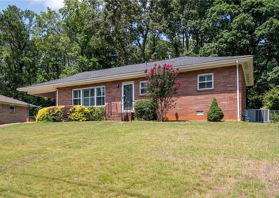 1st image of 134 Larose Cir SE