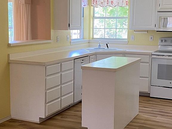 4th image of 300 Vantage Cir