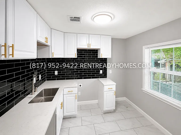 6419 Myrtle St — Photo 3