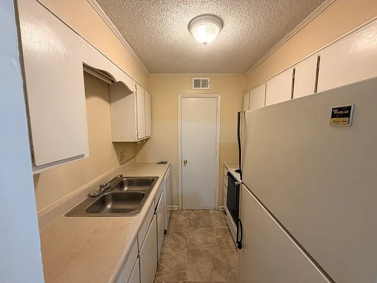 University Square Apartments — Photo 11