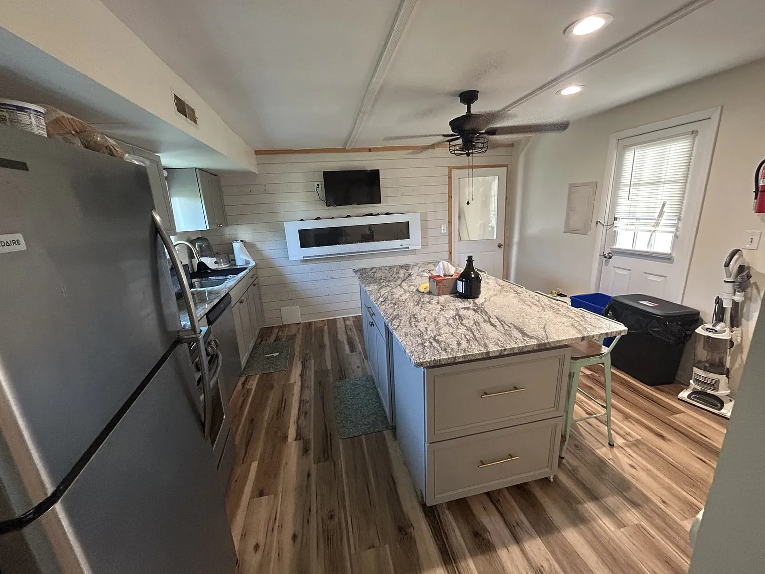 3 bed, 1.5 bath, 2000 sqft, $3,200 — Photo 3
