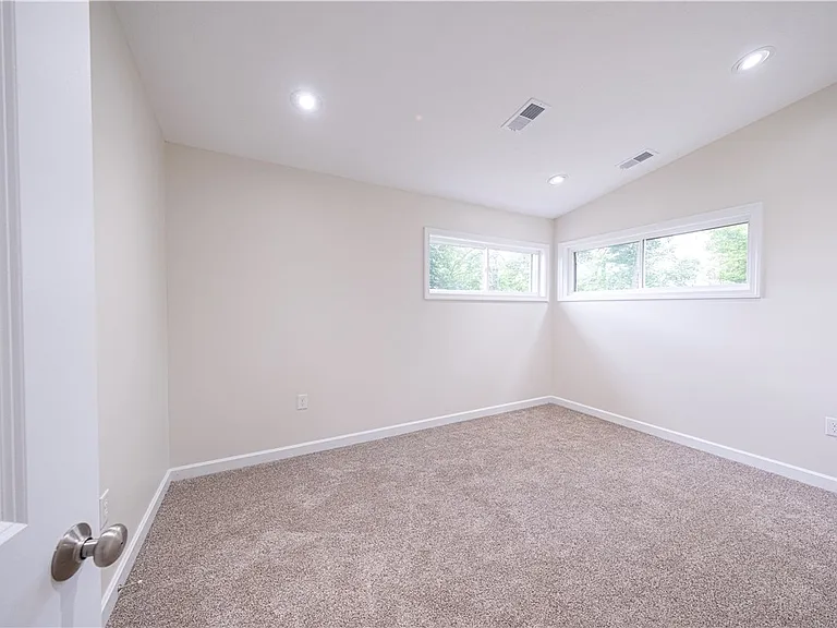 1165 Kings Ln — Photo 20