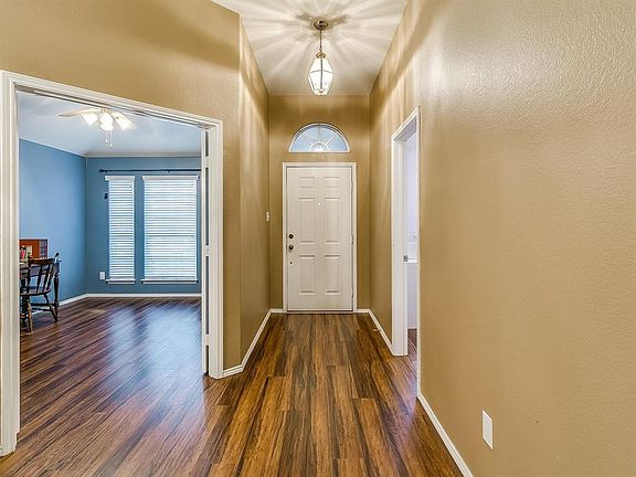 4th image of 1025 Hidden Lake Dr