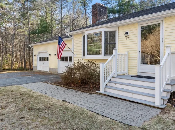37 Stuart Rd, Rochester, MA 02770