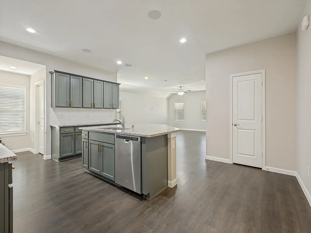 4 bed, 2014 sqft, $2,100 — Photo 3