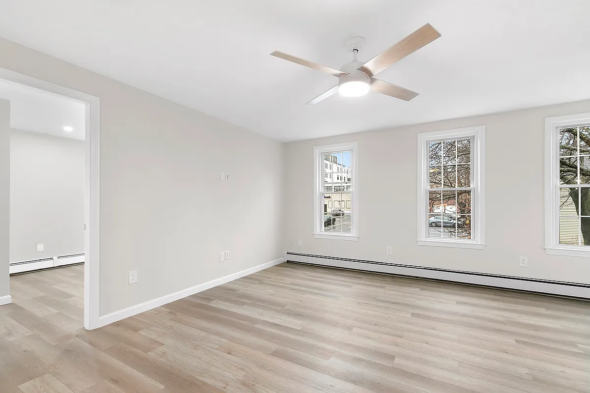 Building Photo - 324 W 3rd St #1