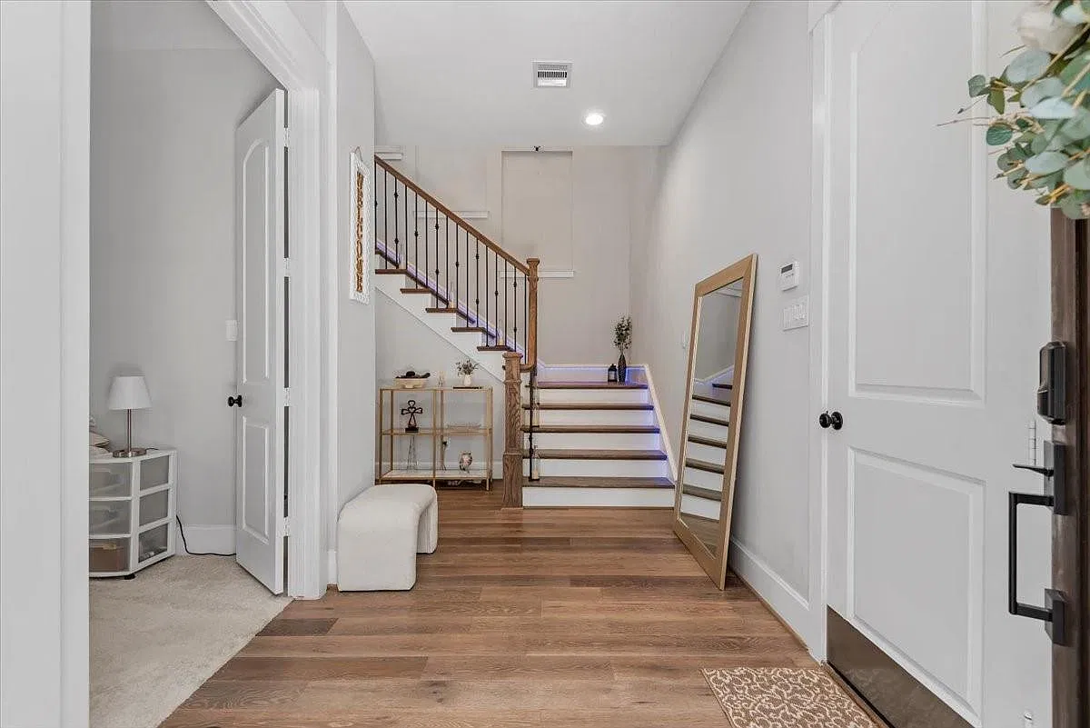 3 bed, 2.5 bath, 2299 sqft, $3,300 — Photo 4
