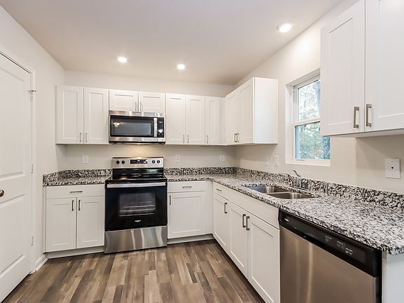 5th image of 400 Goldenrod Dr