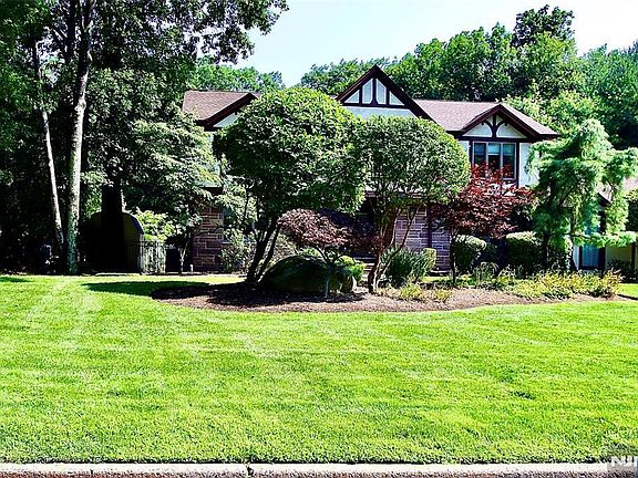 2nd image of 9 Watch Hill Rd
