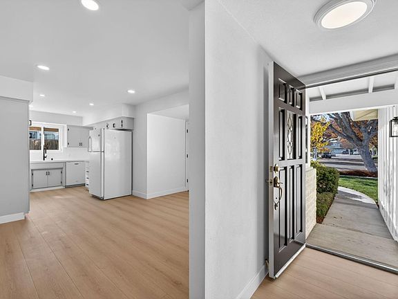 2nd image of 5234 Howes Ln