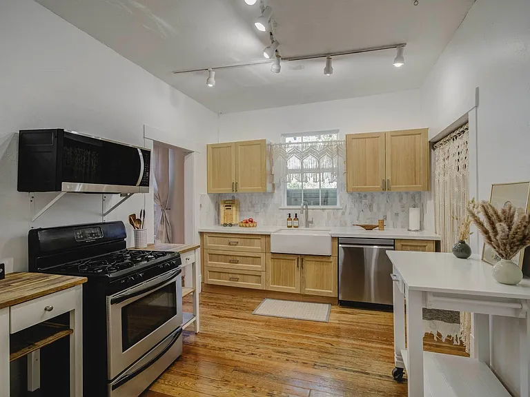 914 Snover St — Photo 14