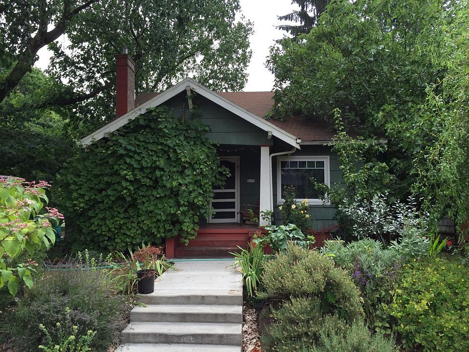 Cozy Craftsman bungalow in Brooklyn neighborhood