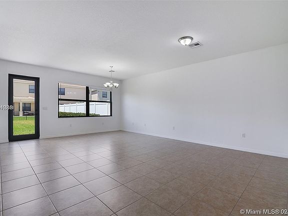 4th image of 909 NE 191st St #909