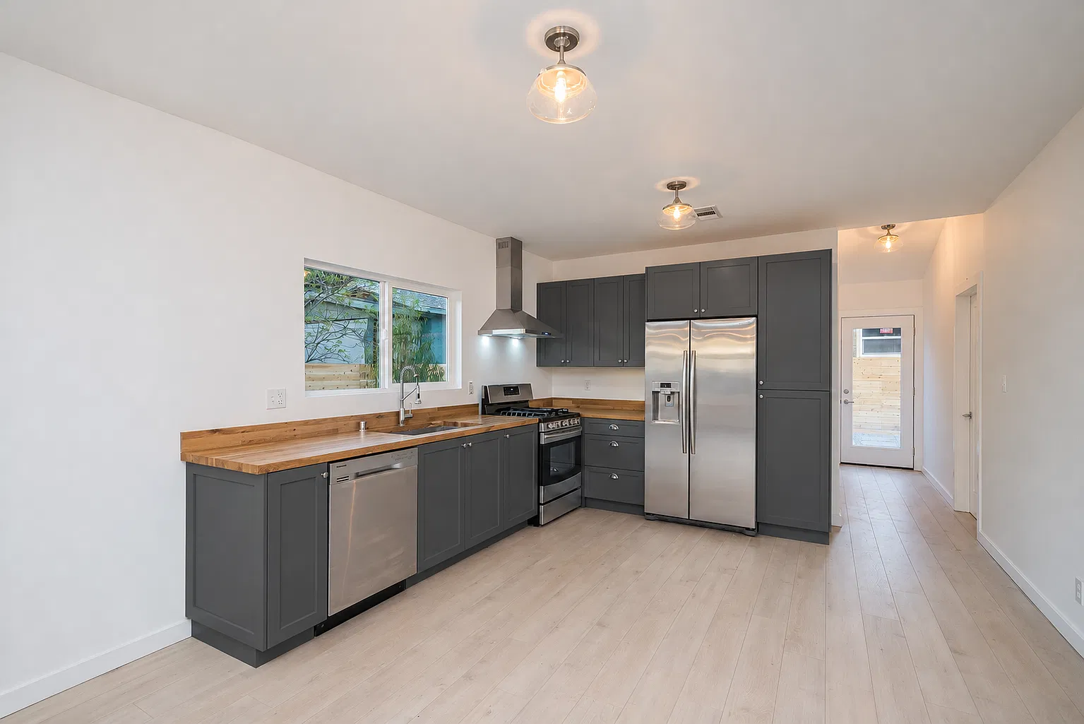 3 bed, 1500 sqft, $4,499 — Photo 4