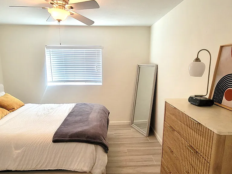 2446 E Minnezona Ave — Photo 8