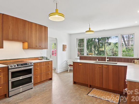 5th image of 80 Sunset Dr