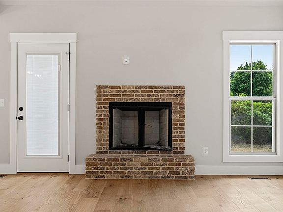 4th image of 384 Middlebrook Ln