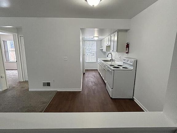 3rd image of 721 Green Rd APT 220