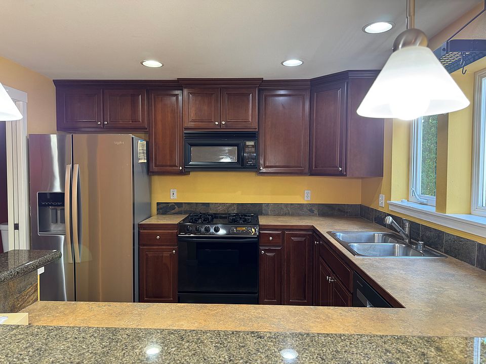 Large, Fully equipped modern kitchen