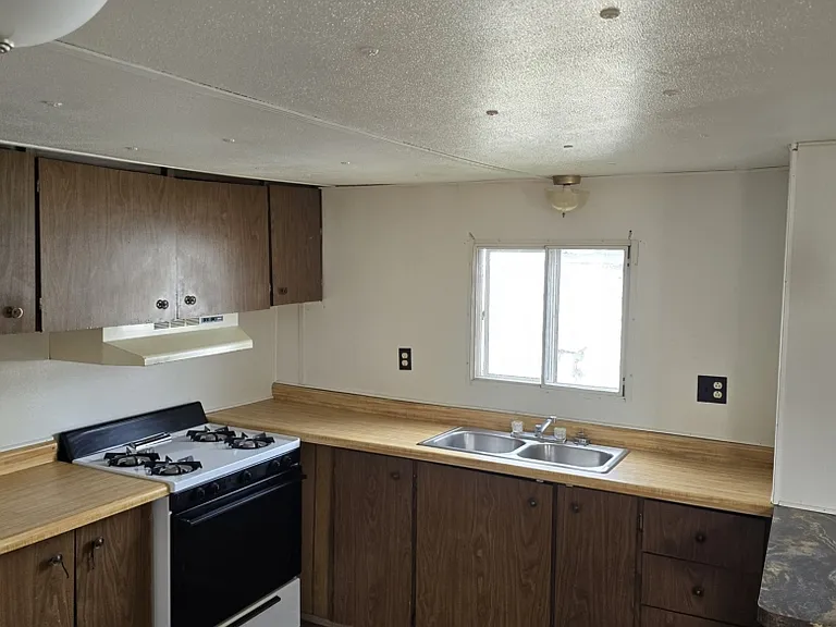 614 W Sweet Ave — Photo 1
